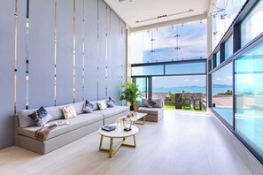 Casa, balcón, vistas al mar | Zona de estar | Una televisión LED
