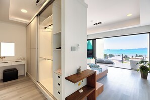 Nhà, ban công, quang cảnh biển | Két bảo mật tại phòng, bàn ủi/dụng cụ ủi quần áo 