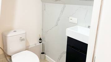 Een douche, een haardroger, handdoeken, zeep