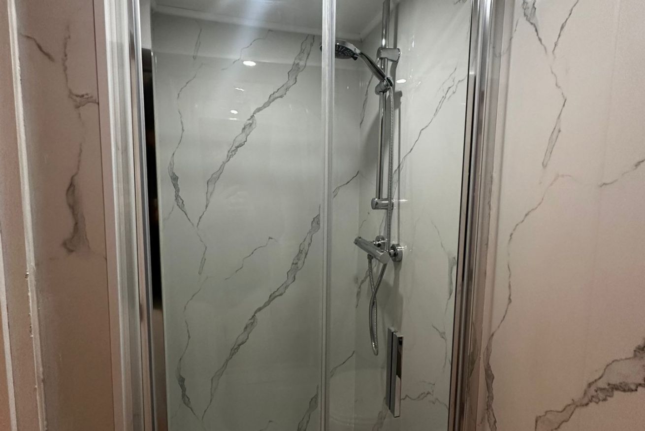 Dusche, Haartrockner, Handtücher, Seife