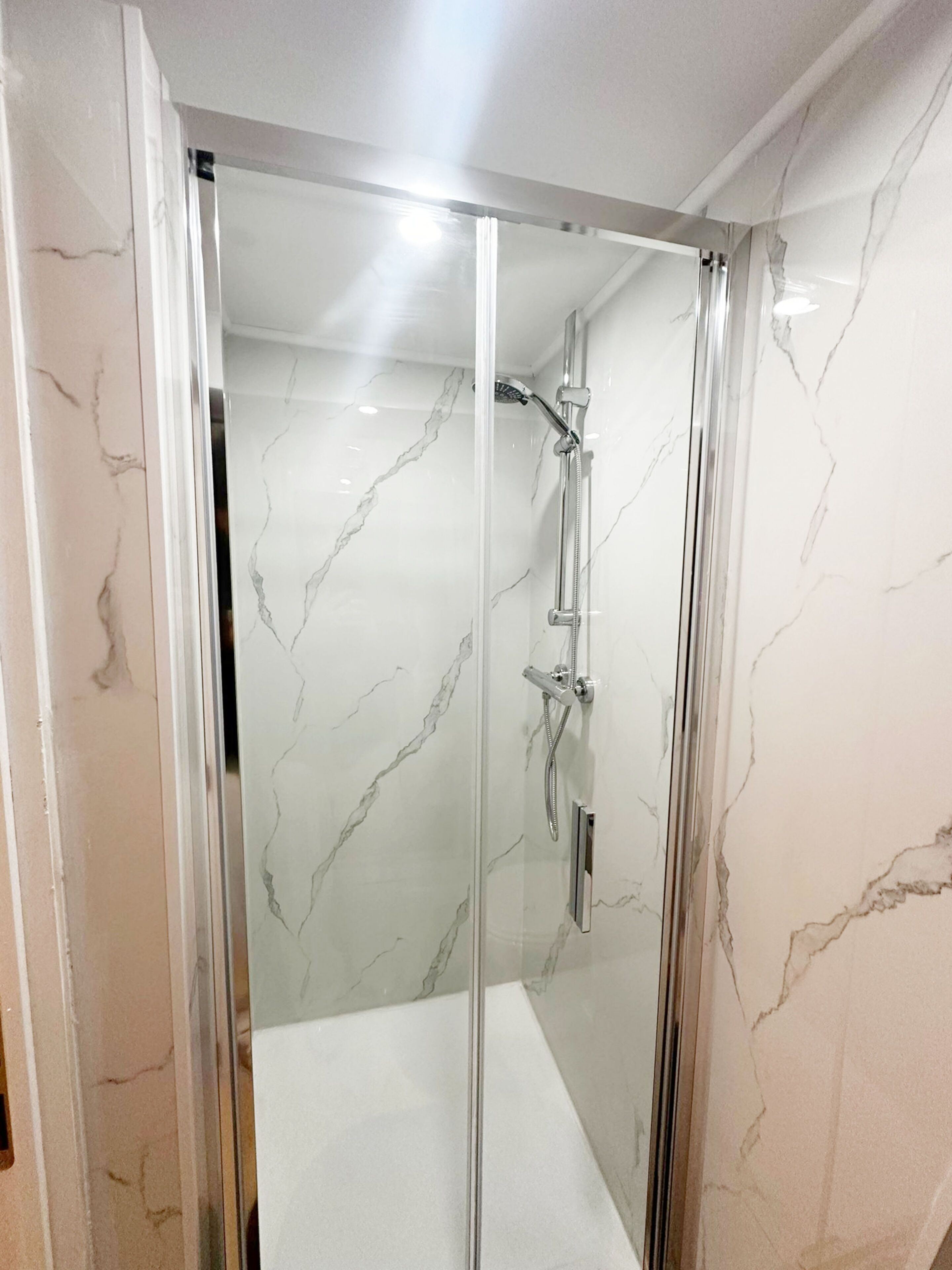Een douche, een haardroger, handdoeken, zeep