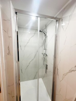 Dusche, Haartrockner, Handtücher, Seife