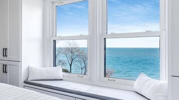 Desk, iron/ironing board, WiFi, bed sheets