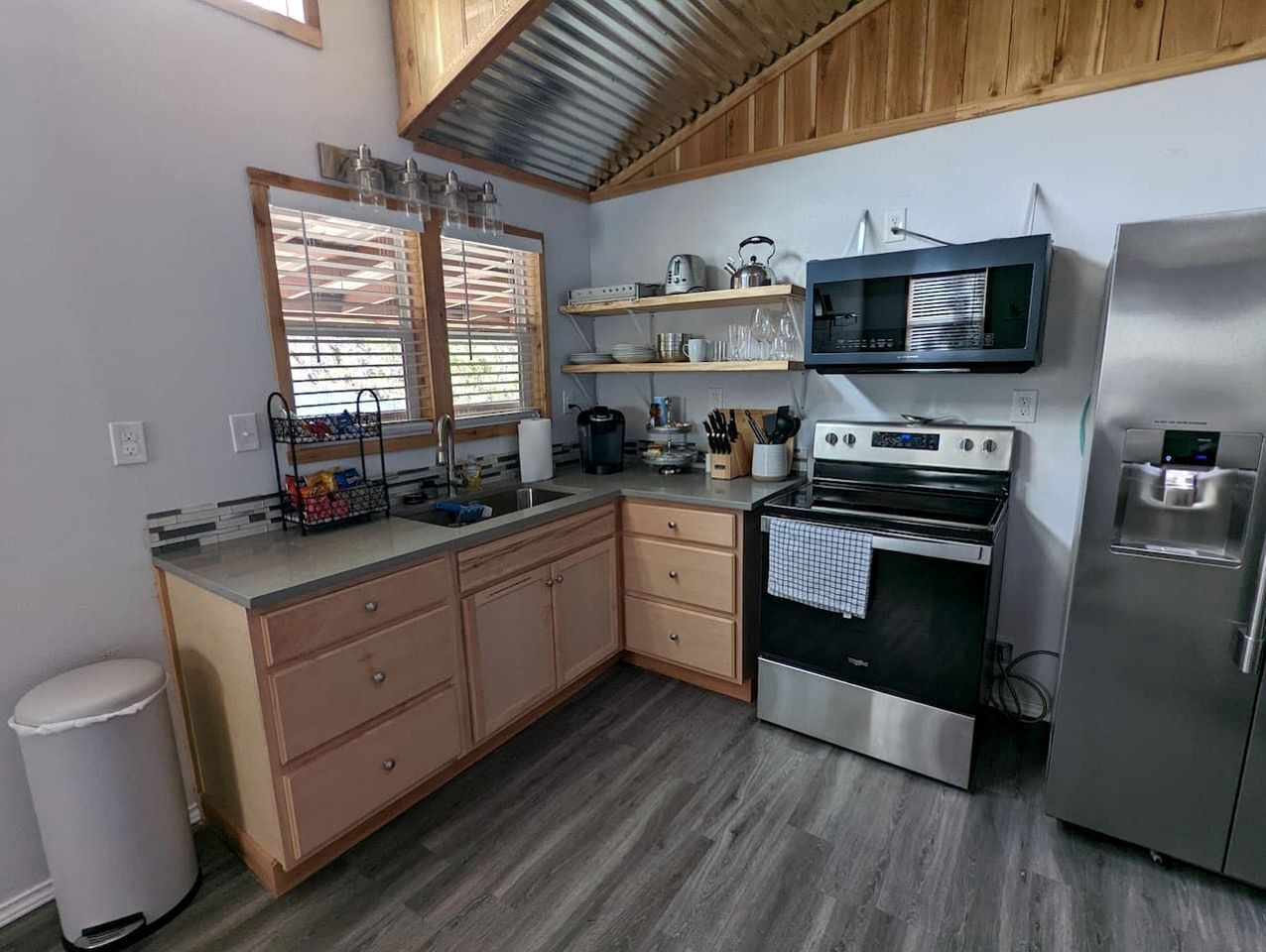 Coffee/tea maker, fridge, microwave, oven