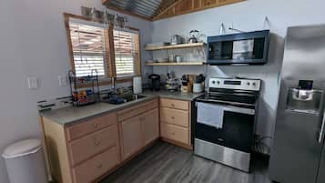 Coffee/tea maker, fridge, microwave, oven