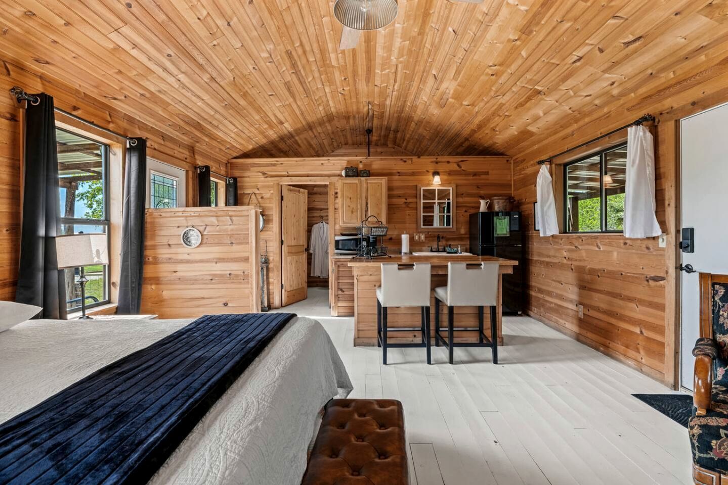 1 bedroom, desk, iron/ironing board, WiFi