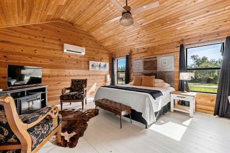 1 bedroom, desk, iron/ironing board, WiFi. Spacious Accommodation for Two with Direct Creek Access for Fishing in Fredericksburg, Texas