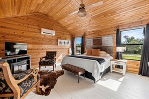 Room - Luxurious Cabin with Spacious Porch and Direct Access to Spring Creek in Fredericksburg, Texas (Fredericksburg)
