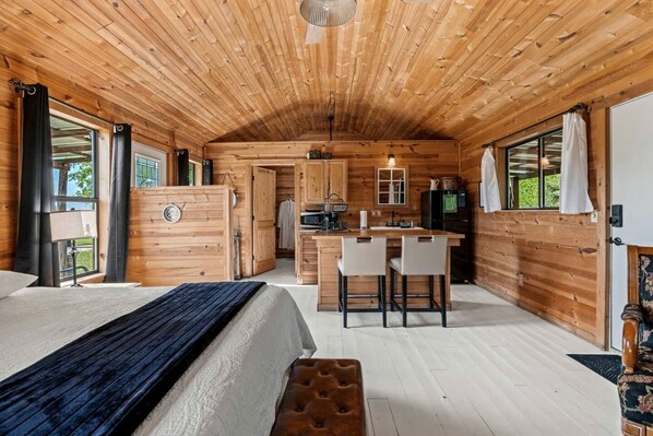 1 bedroom, desk, iron/ironing board, WiFi