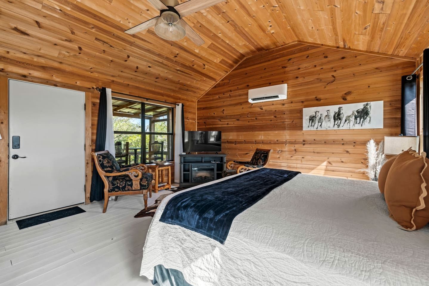 1 bedroom, desk, iron/ironing board, WiFi