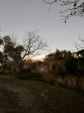 A building with a flat roof and a simple, unadorned facade. - Lovely Cabin Rental in Fredericksburg with a Hot Tub (Fredericksburg)