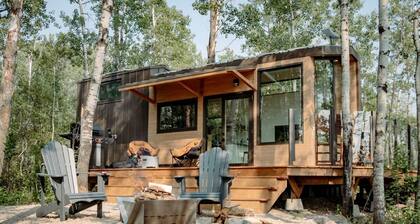 Alberta Glamping Tiny House with Sauna for Romantic Weekend Getaways Away from the City