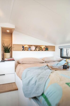 1 bedroom, desk, WiFi, bed sheets