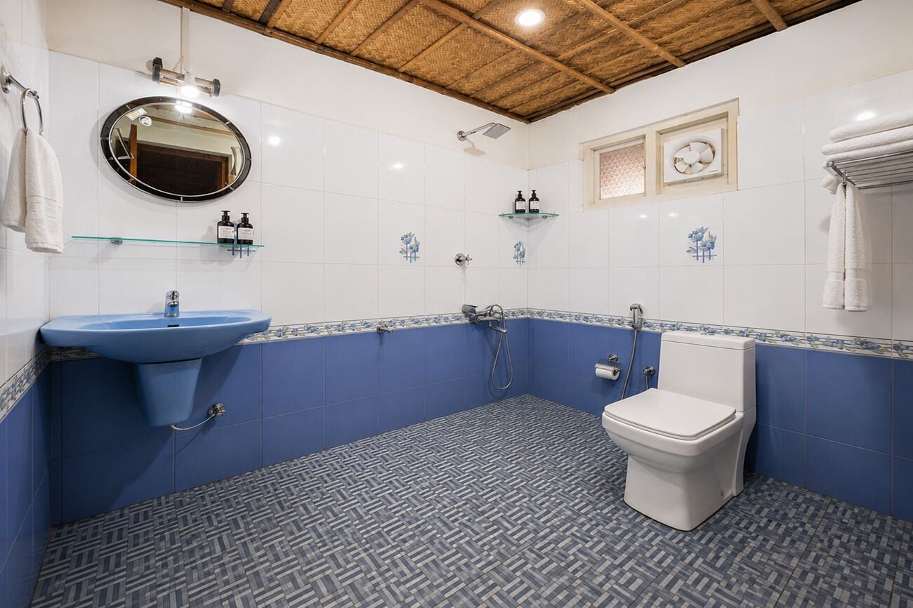 Studio | Bathroom | Free toiletries, towels