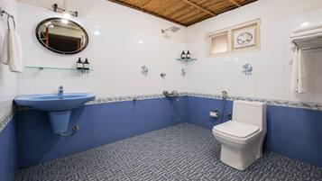 Studio | Bathroom | Free toiletries, towels