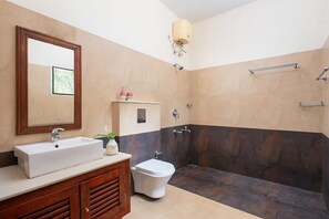Standard Double Room | Bathroom | Free toiletries, towels - Enteveedu Homestay (Panamaram)