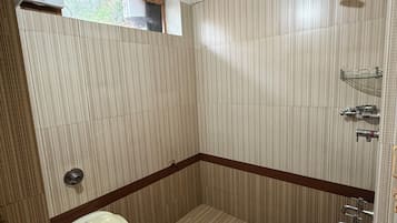 Shared Dormitory | Bathroom | Free toiletries, towels