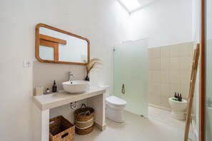 Vil·la Deluxe, 2 dormitoris, piscina privada | Bany | Barnussos, sabatilles i bidet 
