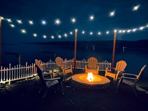 Property grounds - Gorgeous, Waterfront Beach Cottage on Oyster Bay with Easy Access to Olympic National Park (Hoodsport)
