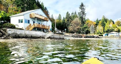 Gorgeous, Waterfront Beach Cottage on Oyster Bay with Easy Access to Olympic National Park