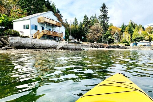 Gorgeous, Waterfront Beach Cottage on Oyster Bay with Easy Access to Olympic National Park