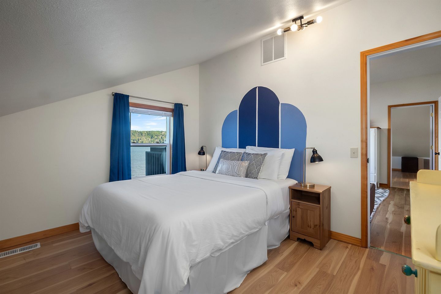 3 slaapkamers, een bureau, een strijkplank/strijkijzer, reisbedje