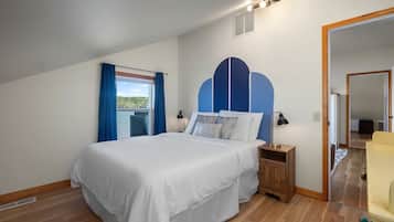 3 slaapkamers, een bureau, een strijkplank/strijkijzer, reisbedje