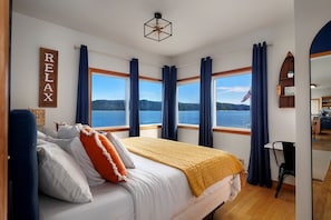 3 bedrooms, desk, iron/ironing board, travel crib - Gorgeous, Waterfront Beach Cottage on Oyster Bay with Easy Access to Olympic National Park (Hoodsport)