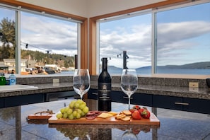 Dining - Gorgeous, Waterfront Beach Cottage on Oyster Bay with Easy Access to Olympic National Park (Hoodsport)