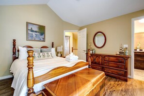 Desk, iron/ironing board, WiFi, bed sheets - Lakeside Vacation Rental on Lake Erie for a Unique Escape in Leamington, Ontario (Leamington)