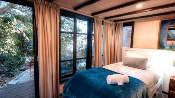 1 bedroom, desk, WiFi, bed sheets