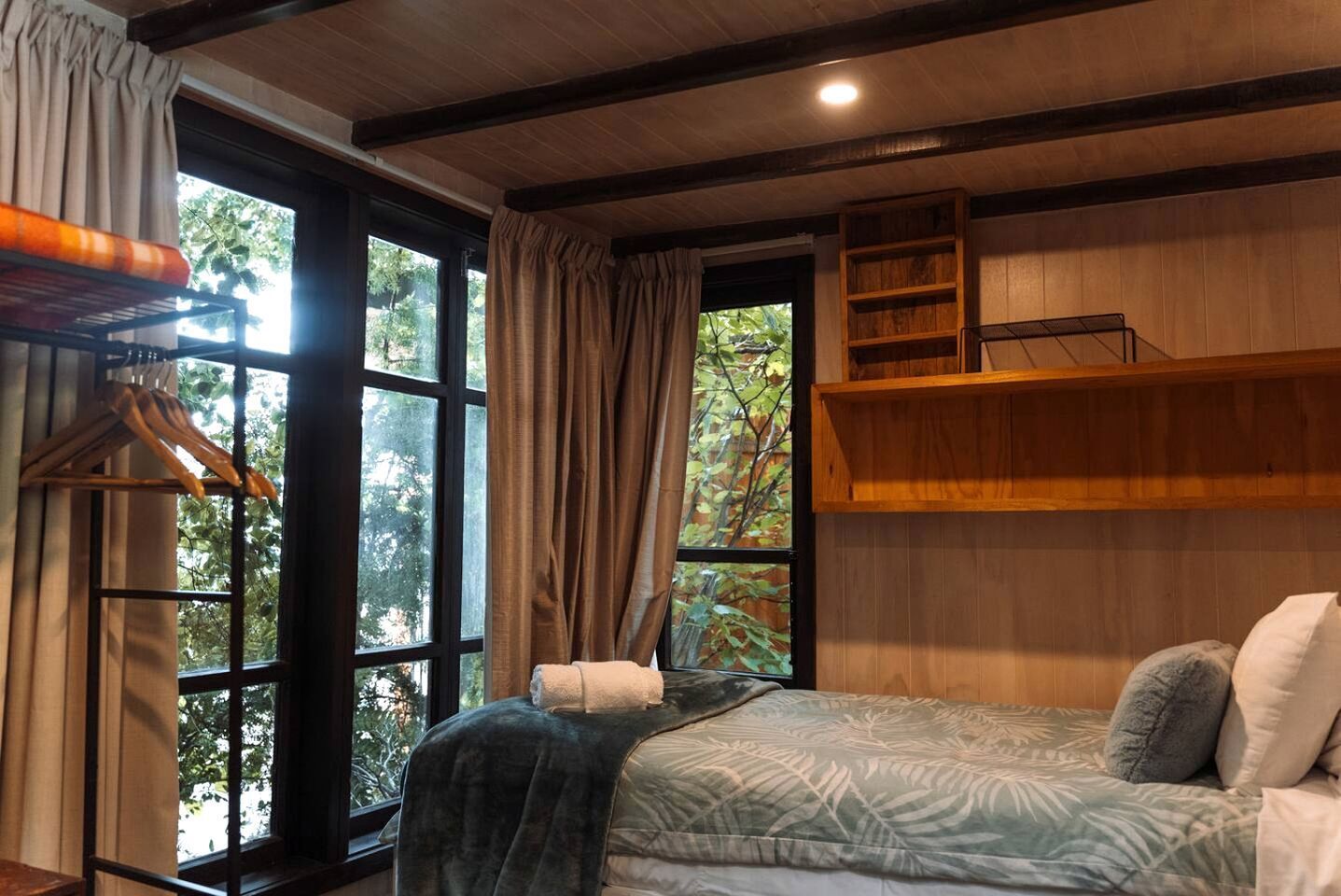 1 bedroom, desk, WiFi, bed sheets