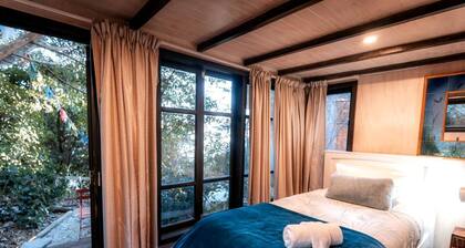 Enchanted Solo Cabin Hideaway with Mountain Views near Lake Wakatipu in Queenstown, New