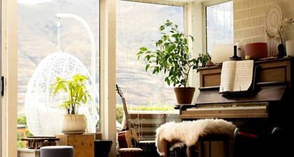 Enchanted Solo Cabin Hideaway with Mountain Views near Lake Wakatipu in Queenstown, New
