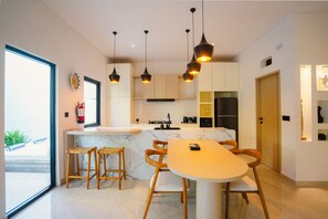 Dining - Modern Tropical Villa – 3BR & Private Pool (Badung)