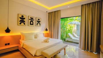 Quarto moderno com cama, abajures, obras de arte e vista para o verde lá fora.