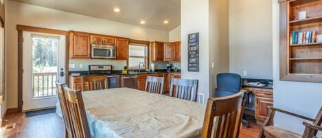Una cocina amplia con armarios de madera, una mesa de comedor y sillas.