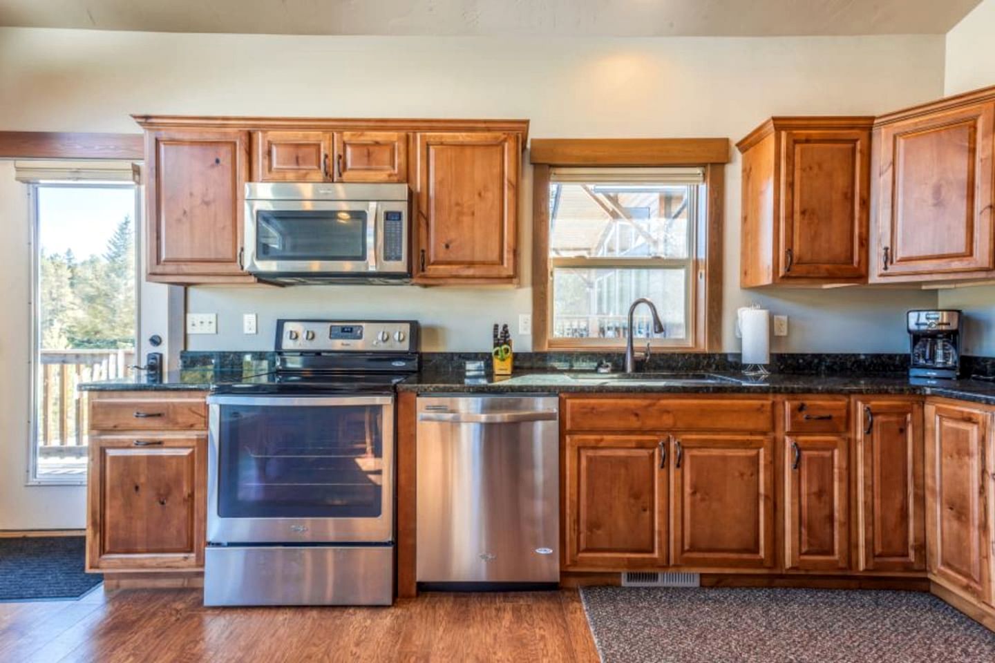 Coffee/tea maker, fridge, microwave, oven