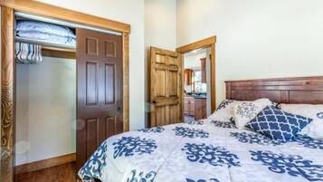 3 bedrooms, desk, iron/ironing board, WiFi