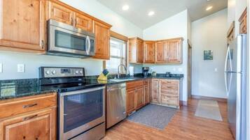Coffee/tea maker, fridge, microwave, oven