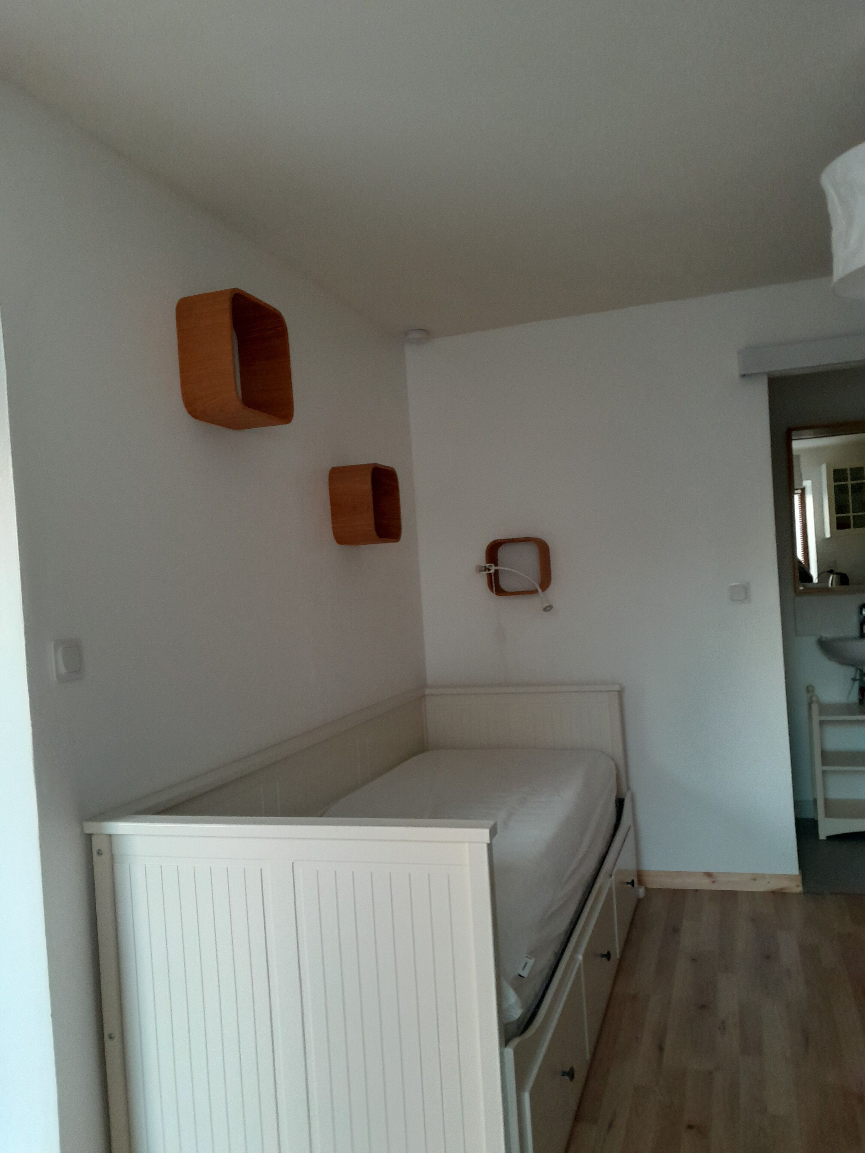 1 bedroom, bed sheets