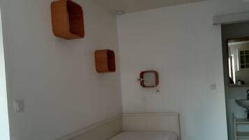 1 bedroom, bed sheets