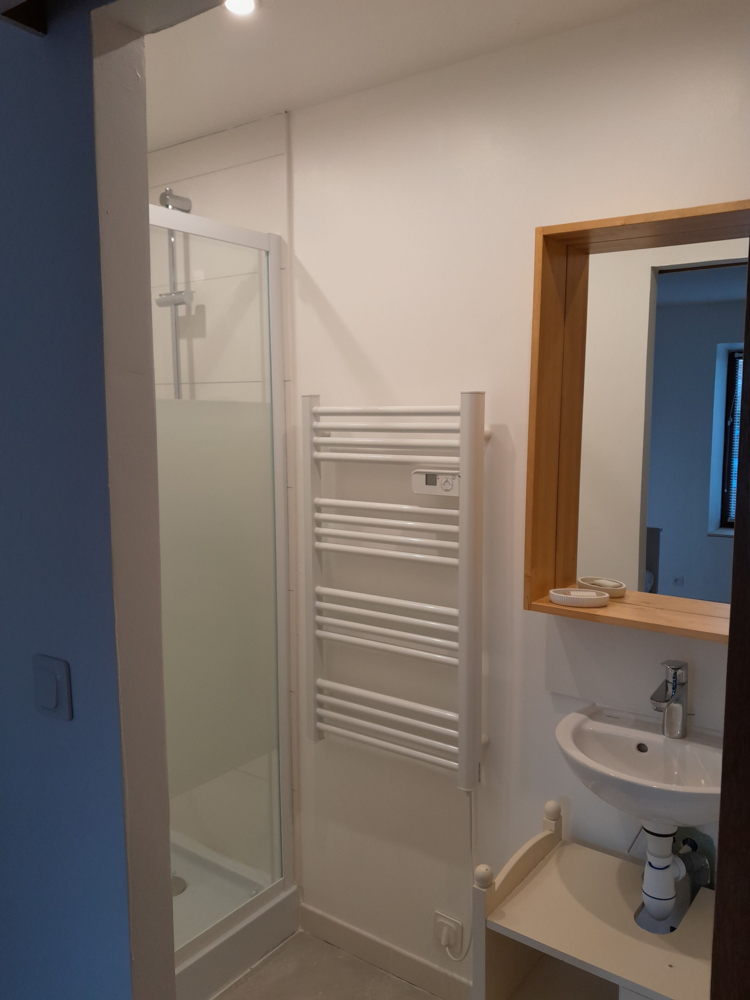 Douche, serviettes fournies, savon, papier toilette