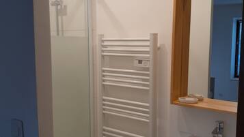 Douche, serviettes fournies, savon, papier toilette