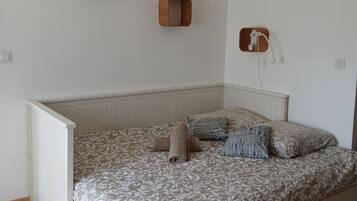 1 bedroom, bed sheets