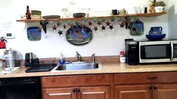 Cafeteira/chaleira, geladeira, micro-ondas, cooktop