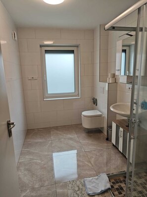 Hair dryer, towels, soap, toilet paper - Vrbo Property (Blomberg)