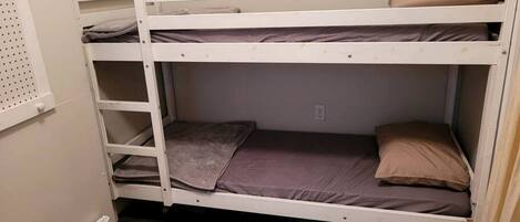 4 bedrooms, desk, iron/ironing board, WiFi