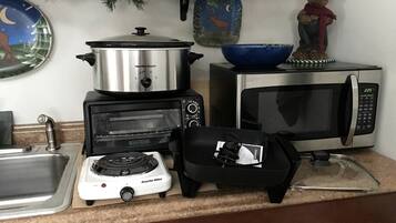 Refrigerador, microondas, parrilla de estufa y cafetera y tetera