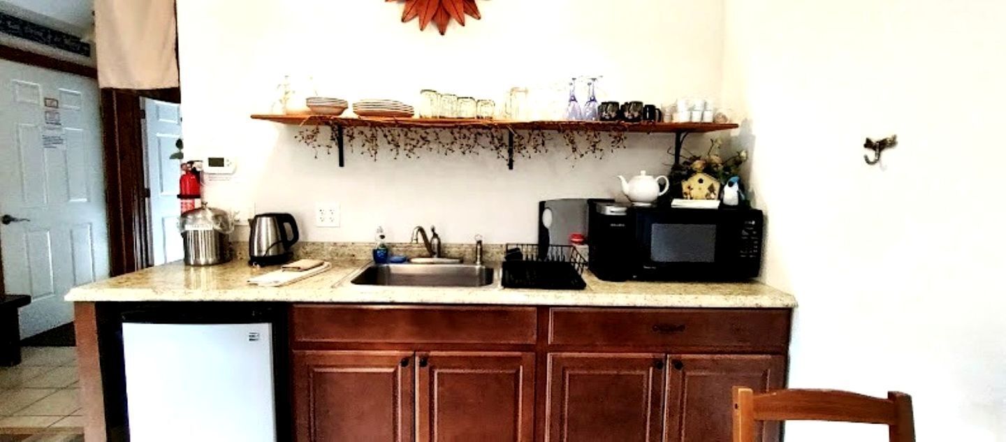 Cafeteira/chaleira, geladeira, micro-ondas, cooktop